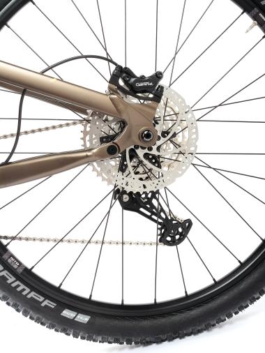Celoodpružené  MTB 29" Lee Cougan Quest  Shimano Deore  1x11, velikost  S – 16" (40,5 cm), hnědozlatá matná