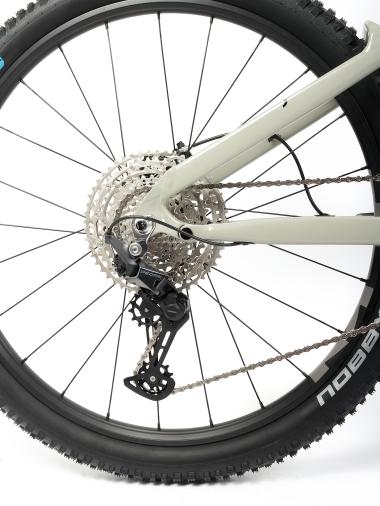Celoodpružené MTB 29" Lee Cougan Quest Shimano Deore 1x12, velikost M – 17,5" (44 cm), šedá lesklá
