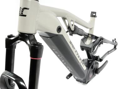 MTB 29"/27,5"  E-bike kompletní  set  Lee Cougan E-Quest -  Brose Drive S-Mag 90Nm ,720Wh-20Ah , vidlice Rock Shox 35 Silver TK Air 150mm , tlumič Rock Shox Deluxe Select + ,  velikost M -17,5" (45cm) , barva černo- šedá matná
