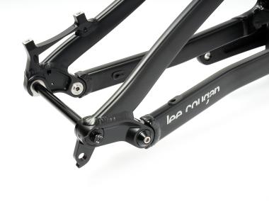 Celoodpružené elektrokolo  MTB 29"/27,5" Lee Cougan E-Quest – Brose S / 725 Wh, 20 Ah / Shimano SLX 1x12, velikost M – 17,5" – barva černo-šedá matná