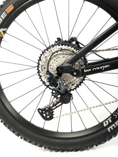 Celoodpružené elektrokolo  MTB 29"/27,5" Lee Cougan E-Quest – Brose S / 725 Wh, 20 Ah / Shimano SLX 1x12, velikost M – 17,5" – barva černo-šedá matná