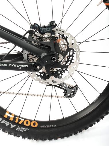 Celoodpružené elektrokolo  MTB 29"/27,5" Lee Cougan E-Quest – Brose S / 725 Wh, 20 Ah / Shimano SLX 1x12, velikost M – 17,5" – barva černo-šedá matná