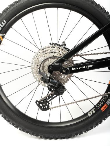 Celoodpružené elektrokolo  MTB 29"/27,5" Lee Cougan E-Quest – Brose S / 725 Wh, 20 Ah / Shimano Deore  1x12, velikost  S – 16" – barva černo-šedá matná