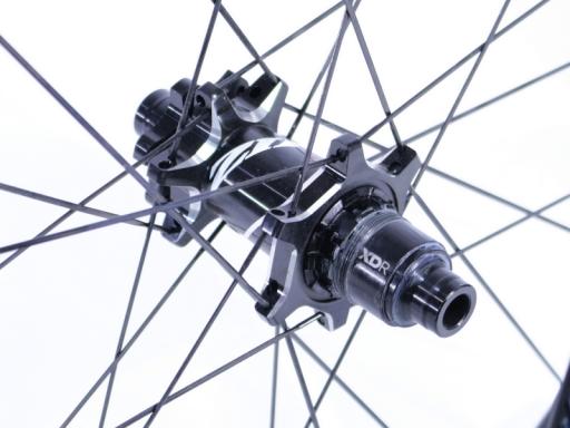 Zapletená silniční kola ZIPP 808 + ZIPP 404 - ořech SRAM XDR, na 11-12kolo, disc, 12x100mm + 12x142mm plášťové bezdušové karbonové ráfky