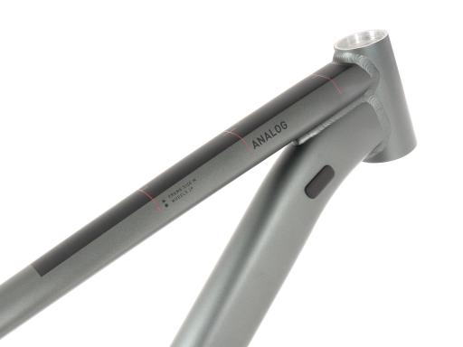 Kolo MTB 29" Cube Analog Shimano CUES U4000 1x9, velikost L – 18", kovověšedá/červená